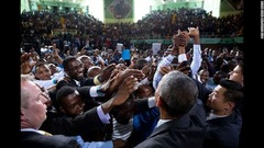 公演後、聴衆に答えるオバマ米大統領＝２０１５年７月２６日、ケニア・ナイロビ