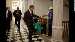 清掃員とあいさつをかわすオバマ大統領＝２００９年１２月３日