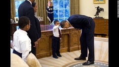 少年に髪の毛を触らせるオバマ大統領＝２００９年５月８日