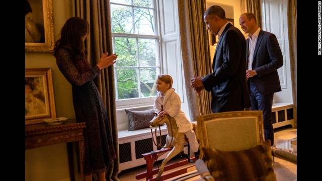 ジョージ王子やウィリアム王子、キャサリン妃と対面したオバマ大統領＝２０１６年４月２２日、ケンジントン宮殿