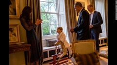ジョージ王子やウィリアム王子、キャサリン妃と対面したオバマ大統領＝２０１６年４月２２日、ケンジントン宮殿