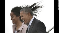 大統領専用機「エアフォース・ワン」から降りるオバマ大統領と長女のマリアさん＝２０１６年４月７日