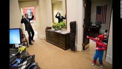 ちびっこスパイダーマンに捕らえられたふりをするオバマ大統領＝２０１２年１０月２６日