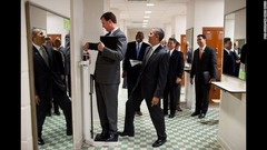 体重計にいたずらするオバマ大統領＝２０１０年８月８日、テキサス州オースチン