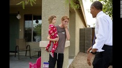 非営利団体による住宅開発プログラムを視察した際に地元の人々を顔を合わせたオバマ大統領＝２０１４年１月８日、アリゾナ州フェニックス