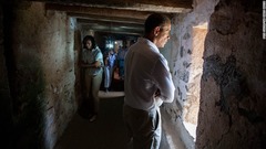 セネガルの「奴隷小屋」を視察するオバマ大統領夫妻＝２０１３年６月１７日