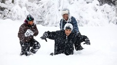 ホワイトハウスのローズガーデンで娘２人と雪遊びをするオバマ氏＝２０１０年２月６日
