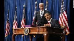 景気刺激策に署名を行うオバマ大統領。後ろはバイデン副大統領＝２００９年２月１７日