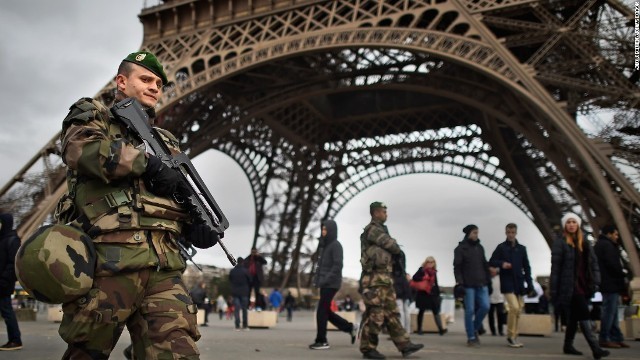 パリでのテロを受け、警備態勢が強化されている