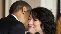 連邦最高裁判所判事に指名したソニア・ソトマイヨール判事にキスするオバマ大統領