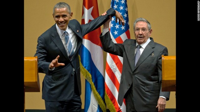 オバマ大統領の腕を掲げようとするキューバのラウル・カストロ国家評議会議長。米大統領のキューバ訪問は１９２８年以来のことだった＝２０１６年３月２１日、キューバの共同記者会見
