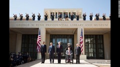 ジョージ・Ｗ・ブッシュ大統領センターの開館式にそろったオバマ氏ら５人の大統領＝２０１３年４月２５日