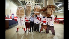 ワシントン・ナショナルズのホームゲームのイベントに出場するマスコットたちと写真におさまるオバマ大統領＝２０１５年６月１１日