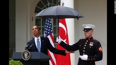 雨の具合を確かめるオバマ大統領＝２０１３年５月１６日