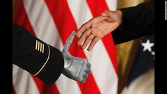 名誉勲章を受けたルロイ・アーサー・ペトリ１等軍曹と握手するオバマ大統領＝２０１１年７月１２日