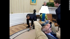 ハエをひっぱたくオバマ大統領。側近らは大笑い＝２０１４年５月６日