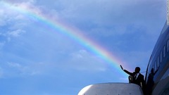 大統領専用機「エアフォース・ワン」に乗るオバマ米大統領＝２０１５年４月９日、ジャマイカ・キングストン