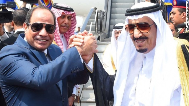 エジプトのシーシ大統領（左）とサウジアラビアのサルマン国王