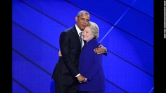 民主党の全国大会でヒラリー・クリントン氏を抱きしめるオバマ大統領。「ヒラリー・クリントン氏以上に大統領にふさわしい人物はいない」と語った＝２０１６年７月２７日