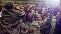 アフガニスタンを電撃訪問したオバマ米大統領と記念写真を撮る兵士ら＝２０１０年１２月３日