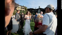 オバマ大統領がゴルフをプレーするための訪れたゴルフ場で結婚式を開いたブライアンさんとステファニーさんのカップル＝２０１５年１０月１１日