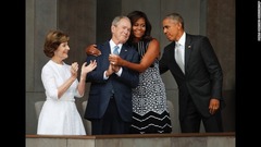 アフリカ系米国人の歴史に関する博物館の開館式でブッシュ前大統領を抱きしめるミシェル・オバマ大統領夫人＝２０１６年９月２４日