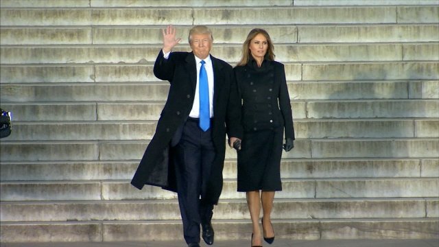 ワシントンにあるリンカーン記念堂を訪れたトランプ次期大統領とメラニア夫人