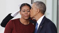 トランプ氏夫妻を待つ間、ミシェル夫人にキスするオバマ大統領