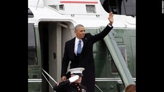 オバマ前大統領がお別れ式典で海兵隊のヘリコプターに乗り込む前に手を振る