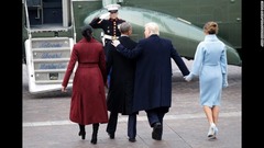 就任宣誓式後にオバマ夫妻とトランプ夫妻がマリーンワンに乗り込む様子