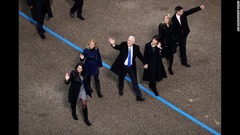 ペンス副大統領は家族とともにパレードを歩く