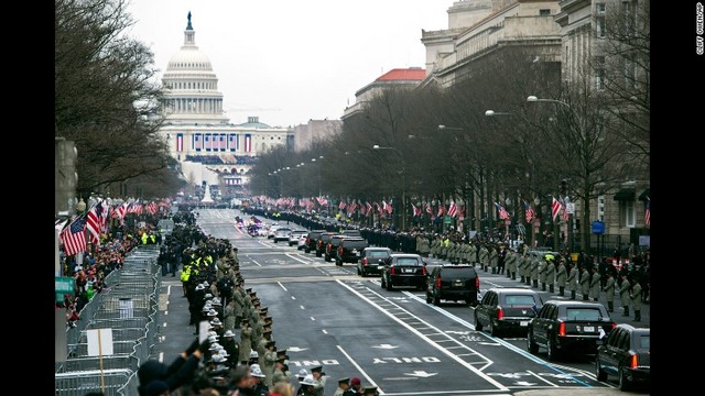 就任式のため大統領の車列がペンシルベニア通りを議事堂へと進む