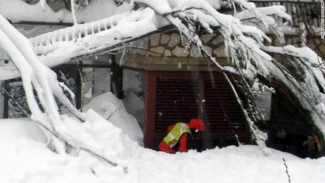 救助隊員がホテル前の雪をかき出す