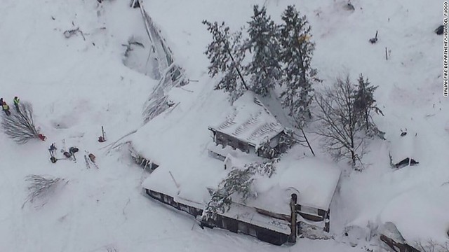 雪崩の直撃を受けたホテル。当時３０人がいたと見られている