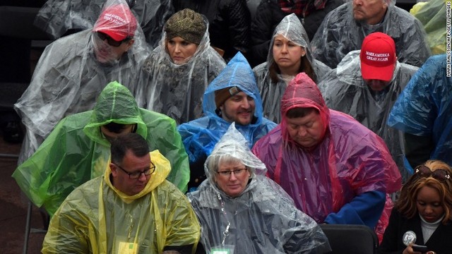 雨にも負けない就任式の観衆