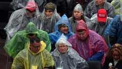 雨にも負けない就任式の観衆