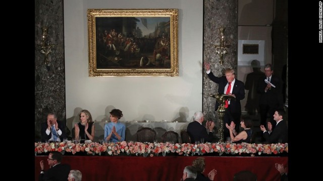 昼食会でヒラリー・クリントン氏に手を振るトランプ氏