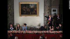 昼食会でヒラリー・クリントン氏に手を振るトランプ氏