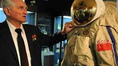 １．宇宙飛行士記念博物館で展示品の宇宙服に触れるソ連時代の飛行士、ボリス・ボリノフ氏。世界初の有人宇宙飛行を行ったユーリイ・ガガーリンとは同年代だ