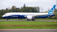 ボーイング７８７ドリームライナー。機体を軽量化し、同じサイズの機種に比べて２０％燃料効率が改善したという。窓が大きくスペースも大きい。ただ、２０１３年初頭にはバッテリーの不具合からの火災事故で一時飛行停止に