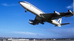 ボーイング７０７。７シリーズが始まり、空の旅を予感させる機体となった。１９６０年代の旅客機市場で支配的な存在感を示した