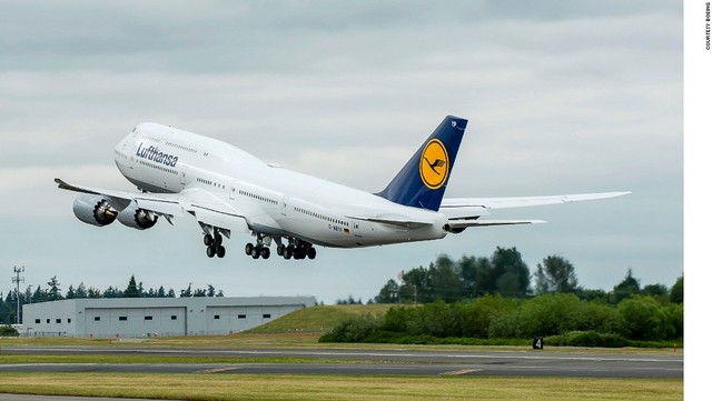 ボーイング７４７。ボーイングの開発した２０世紀の象徴的な旅客機。１９６０年代後半から製造され、７０７の２．５倍のサイズを誇り操縦席は上層階に移った。２０１４年６月にはルフトハンザ航空に１５００機目を納品