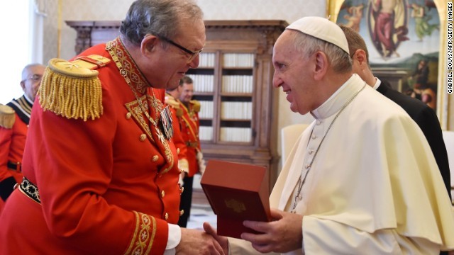 ローマ法王フランシスコ（右）とマルタ騎士団のマシュー・フェスティング総長