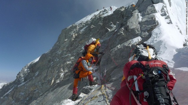 エベレストの頂上を目指す登山者たち