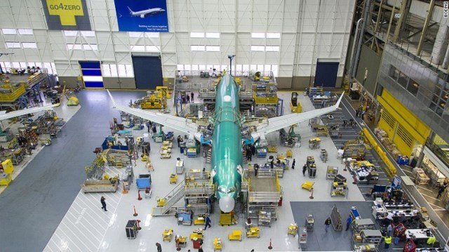 写真はボーイング７３７マックス８。昨年初飛行した。７３７マックス９も製造が進む