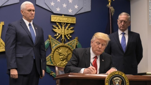 トランプ米大統領（中央）が難民の流入を制限する大統領令に署名