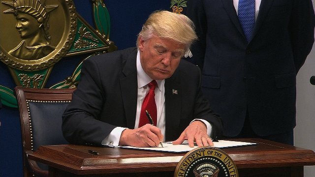 大統領令に署名するトランプ米大統領