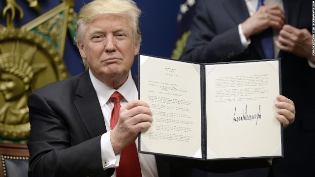 一部イスラム教国の市民の入国を禁止する大統領令に関連し、トランプ氏は「国民を守らなければならない」とする声明を出した