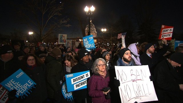 入国禁止の大統領令に抗議する人々