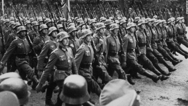 １９３９年のポーランド侵攻後、ワルシャワを行進するドイツ軍兵士